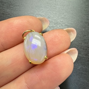 Natürlicher weißer Opal mit lila Feuer in massivem 14K Gelbgold Anhänger Charm