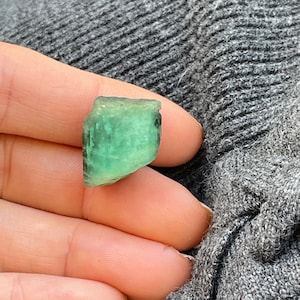 Natural 27ct Loose Green Colombian Emerald Rough Hexagon Crystal