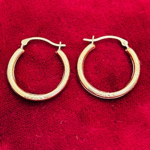 Solid 10K Yellow Gold Leaf Patterned .75&quot; Hoop Earrings