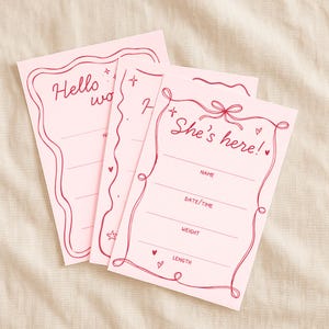 Tarjetas imprimibles para anunciar el nacimiento de un bebé en rojo - 5x7 recién nacido con carta de recuerdo adicional / Ella está aquí, Él está aquí, Hola mundo / Tiny Keeps Co