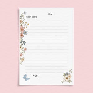 Op de afbeelding: Gelijnd briefpapier met bloemmotieven en de zinnen "Lieve baby," en "Liefs,". Het ontwerp bevat een blauwe vlinder en pastelkleurige bloemen, perfect voor geboorteaankondigingen of brieven.