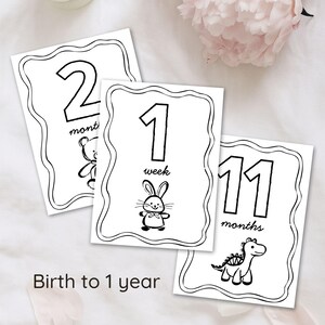 Peut inclure: Trois cartes &eacute;tapes pour b&eacute;b&eacute; en noir et blanc avec des bords festonn&eacute;s. Les cartes affichent les chiffres 2, 1 et 11, avec les mots "mois" et "semaine" &eacute;crits en dessous. Chaque carte pr&eacute;sente un animal de dessin anim&eacute; diff&eacute;rent : un ours, un lapin et un dinosaure. Le texte "De la naissance &agrave; 1 an" est en bas.