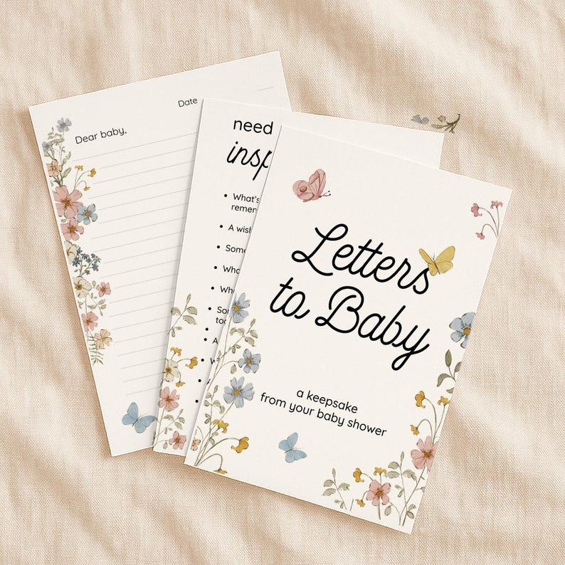 Op de afbeelding: Een set briefpapier voor een babyshower met bloemen- en vlinderillustraties. De hoofdpapierkaart leest "Letters to Baby" met de zin "a keepsake from your baby shower." Andere kaarten bevatten aanwijzingen en ruimte om te schrijven.