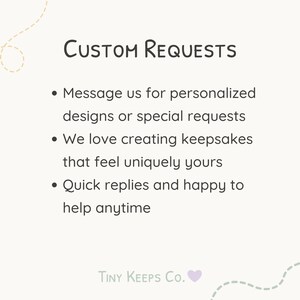 Peut inclure: Graphique cr&egrave;me avec le texte &laquo;&nbsp;CUSTOM REQUESTS&nbsp;&raquo; et des puces d&eacute;taillant les designs personnalis&eacute;s, les souvenirs et les r&eacute;ponses rapides. Le logo Tiny Keeps Co. est en bas.