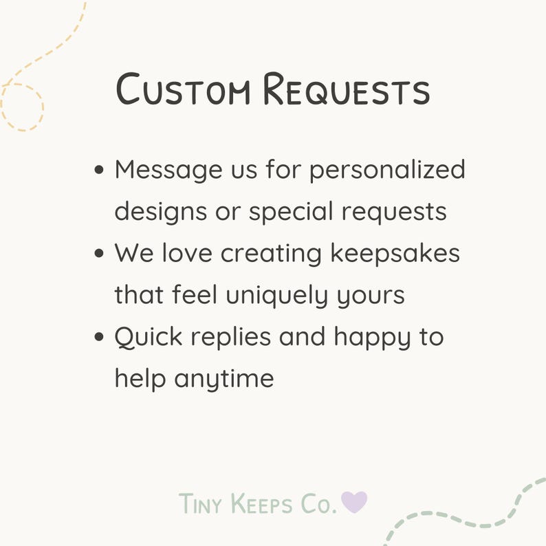 Peut inclure: Graphique cr&egrave;me avec le texte &laquo;&nbsp;CUSTOM REQUESTS&nbsp;&raquo; et des puces d&eacute;taillant les designs personnalis&eacute;s, les souvenirs et les r&eacute;ponses rapides. Le logo Tiny Keeps Co. est en bas.