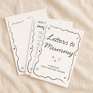 Puede incluir: Un juego de tarjetas de papel color crema con texto manuscrito negro y garabatos decorativos. Las tarjetas dicen "Letters to Mummy" y "Dear Mummy", con indicaciones para los recuerdos de la fiesta de bienvenida del bebé. Un recuerdo de tu baby shower.
