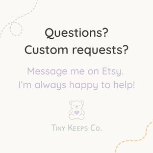 Op de afbeelding: Een lichtbeige afbeelding met de tekst "Vragen? Aangepaste verzoeken? Stuur me een bericht op Etsy. Ik help altijd graag!" Een kleine teddybeer illustratie met een hartje staat onder de tekst. De merknaam "Tiny Keeps Co." staat onderaan.
