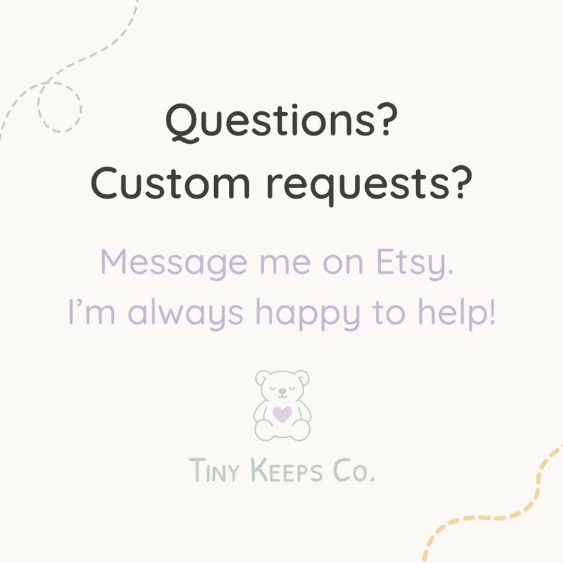 Op de afbeelding: Een lichtbeige afbeelding met de tekst "Vragen? Aangepaste verzoeken? Stuur me een bericht op Etsy. Ik help altijd graag!" Een kleine teddybeer illustratie met een hartje staat onder de tekst. De merknaam "Tiny Keeps Co." staat onderaan.