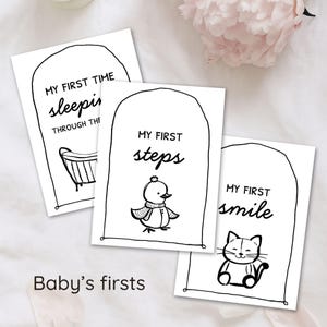 Peut inclure: Trois cartes &eacute;tapes en noir et blanc avec des arches. Les cartes indiquent "My First Time sleeping through the night", "My First Steps" et "My First Smile". "Baby's firsts" est &eacute;crit en bas de l'image.