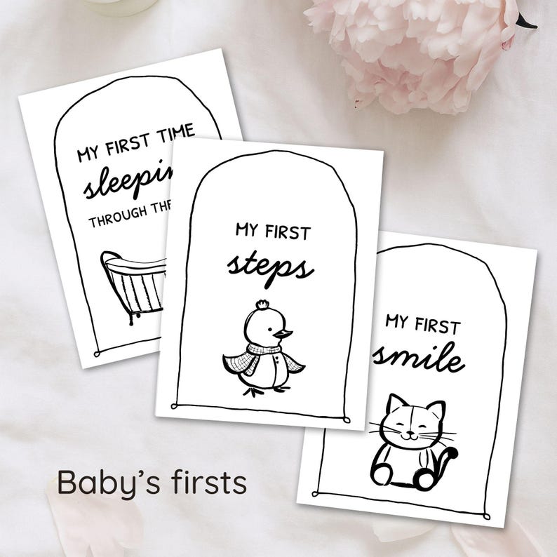 Peut inclure: Trois cartes &eacute;tapes en noir et blanc avec des arches. Les cartes indiquent "My First Time sleeping through the night", "My First Steps" et "My First Smile". "Baby's firsts" est &eacute;crit en bas de l'image.