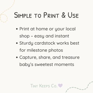 Peut inclure: Graphique cr&egrave;me avec le texte "SIMPLE TO PRINT & USE" en &eacute;criture manuscrite. Des puces ci-dessous d&eacute;taillent l'impression &agrave; domicile, l'utilisation de carton robuste et la capture des moments de b&eacute;b&eacute;. Le logo Tiny Keeps Co. est en bas.