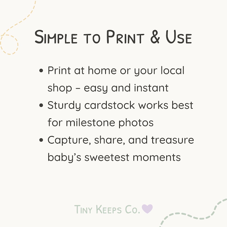 Peut inclure: Graphique cr&egrave;me avec le texte "SIMPLE TO PRINT & USE" en &eacute;criture manuscrite. Des puces ci-dessous d&eacute;taillent l'impression &agrave; domicile, l'utilisation de carton robuste et la capture des moments de b&eacute;b&eacute;. Le logo Tiny Keeps Co. est en bas.