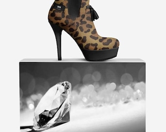 Pre-ordena tu zapato de plataforma con borlas y estampado de jaguar.