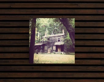 Casa abandonada espeluznante en el bosque: fotografía original, embrujada