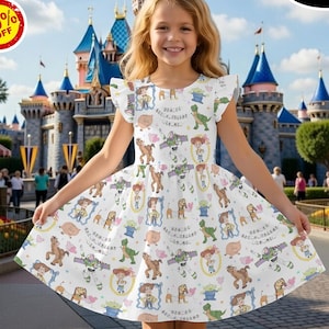 Puede incluir: Un vestido blanco con un estampado de personajes de Toy Story. El vestido tiene mangas cortas y una falda acampanada. El fondo muestra un parque tem&aacute;tico con un castillo y tiendas. El vestido tiene el texto "Buy More, Save More!" y "50% OFF".