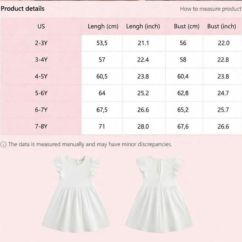 Puede incluir: Dos vestidos blancos para ni&ntilde;os peque&ntilde;os con mangas con volantes. La imagen incluye una tabla de tallas con medidas en cent&iacute;metros y pulgadas para la longitud y el busto, que van de 2-3 a&ntilde;os a 7-8 a&ntilde;os. La tabla tambi&eacute;n incluye tallas estadounidenses.