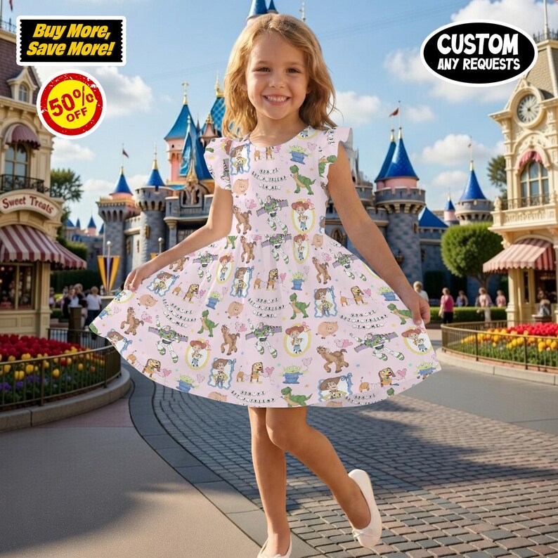 Puede incluir: Una ni&ntilde;a lleva un vestido rosa claro con un estampado de personajes de Toy Story. El vestido tiene mangas cortas y una falda acampanada. El fondo muestra un parque tem&aacute;tico con un castillo y el texto "CUSTOM ANY REQUESTS".