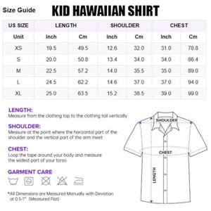 Op de afbeelding: Maattabel voor een Hawaiiaans shirt voor kinderen, met afmetingen in inches en centimeters. Toont lengte, schouder en borst afmetingen voor maten XS tot XL. Inclusief wasvoorschriften en instructies voor het meten van het shirt.