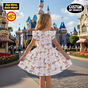 Puede incluir: Un vestido rosa claro con un estampado de personajes de Toy Story. El vestido tiene mangas cortas y una falda acampanada. El fondo muestra un parque tem&aacute;tico con un castillo y el texto "Buy More, Save More!" y "Custom Any Requests".