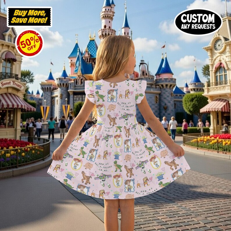 Puede incluir: Un vestido rosa claro con un estampado de personajes de Toy Story. El vestido tiene mangas cortas y una falda acampanada. El fondo muestra un parque tem&aacute;tico con un castillo y el texto "Buy More, Save More!" y "Custom Any Requests".