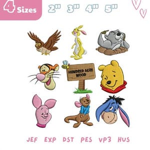 Könnte beinhalten: Ein digitales Stickmuster-Set mit Charakteren aus Winnie Puuh, darunter Eule, Kaninchen, Tigger, Ferkel, Ruh, I-Aah und Puuh, sowie ein Schild mit der Aufschrift HUNDRED ACRE WOOD. Das Design ist in 4 Größen erhältlich: 5, 7, 10 und 12 cm.