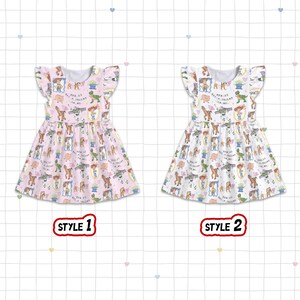 Puede incluir: Dos vestidos sin mangas con estampado de Toy Story. El estilo 1 es rosa claro y el estilo 2 es blanco. Ambos vestidos tienen cuello redondo y mangas con volantes. Los vestidos presentan varios personajes de Toy Story.