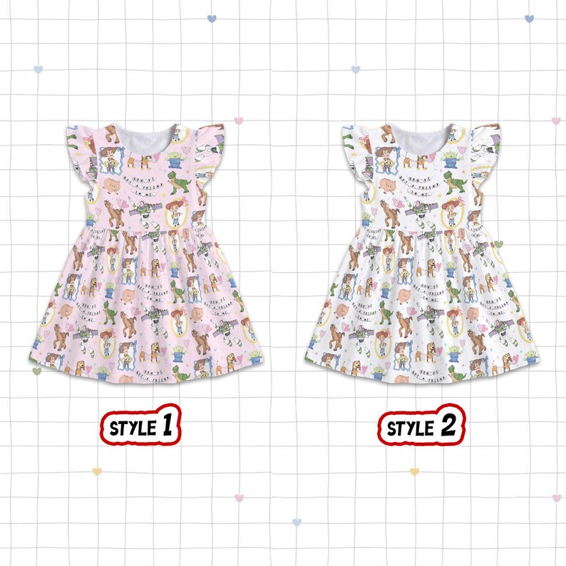 Puede incluir: Dos vestidos sin mangas con estampado de Toy Story. El estilo 1 es rosa claro y el estilo 2 es blanco. Ambos vestidos tienen cuello redondo y mangas con volantes. Los vestidos presentan varios personajes de Toy Story.