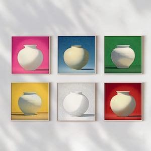 Puede incluir: Seis impresiones artísticas enmarcadas con jarrones blancos y redondeados sobre fondos coloridos: rosa, azul, verde, amarillo, gris y rojo. Los jarrones tienen un diseño simple y elegante, y las impresiones se exhiben en una pared blanca.