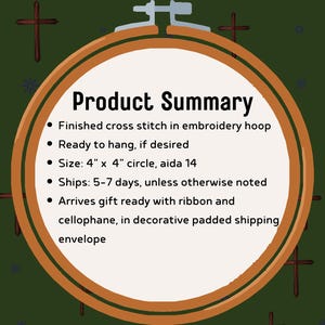 Puede incluir: Un bastidor de bordado circular de madera que contiene una tela blanca con el texto Product Summary, Finished cross stitch in embroidery hoop, Ready to hang, if desired, Size: 10,16 cm x 10,16 cm circle, aida 14, y Arrives gift ready.