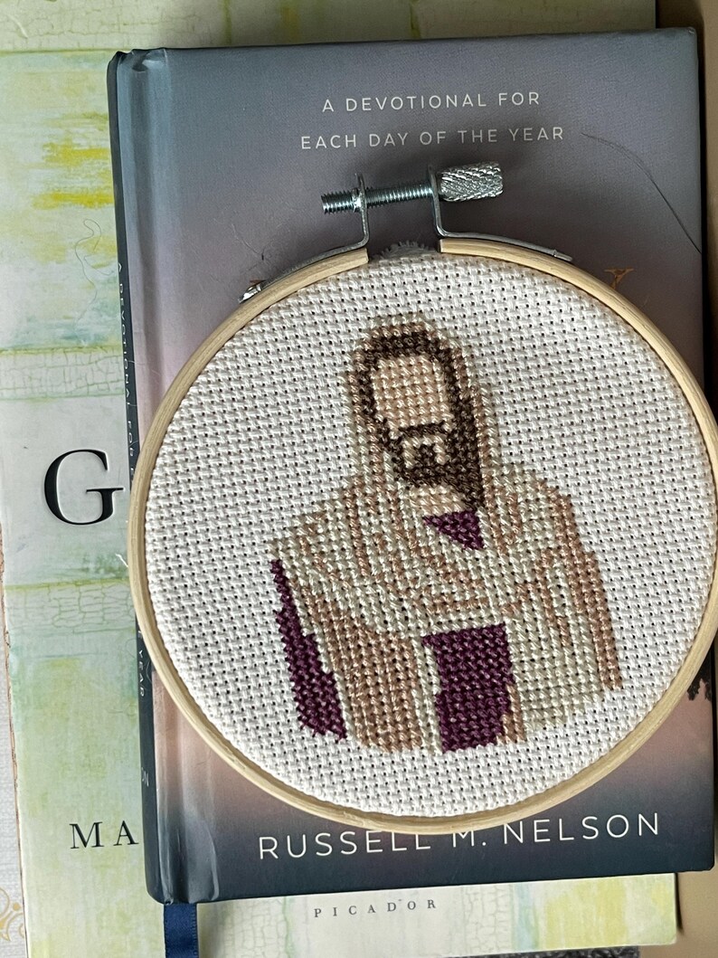 Arte mural cristiano bordado a mano / Bordado en cruz con temática religiosa / Decoración de Jesucristo / Regalo artesanal listo para enviar imagen 4