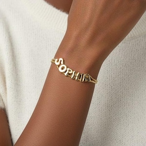 18 kt gouden armbanden met bubbelnaam • Aangepaste naammanchetarmband • Armband met ballonletternaam • Minimalistische armband • Moederdagcadeau voor haar