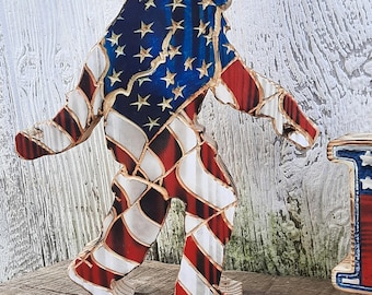 Estatua de madera de Pie Grande (Sasquatch) patriótica: 11,25 de alto, ideal para interiores y exteriores.