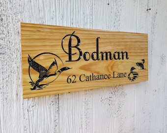 Letrero de madera personalizado con forma de colimbo: Decoración tallada para cabaña o casa de lago. Elija el tinte y el tamaño.