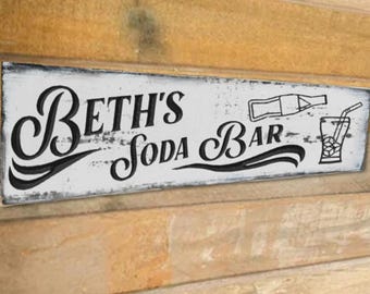 Letrero de bar de refrescos tallado a medida: madera envejecida, nombre personalizado