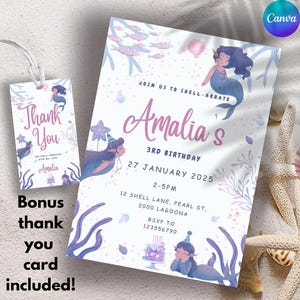 Può includere: Un set di inviti di compleanno e biglietti di ringraziamento a tema sirena. L'invito presenta il nome "Amalia's" e i dettagli dell'evento. Il design include sirene, elementi marini e il testo "Join us to shell-abrate". È inclusa una carta di ringraziamento bonus.