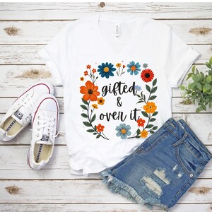 Camiseta com gola V e humor sarcástico Gifted and Over It, camiseta unissex, camiseta gráfica engraçada, presente para quem ama sarcasmo, blusa casual, presente para ele ou ela