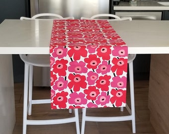 Marimekko Tischläufer - Pieni Unikko Baumwoll-Canvas. Mohnblumen in Rot und Pink.