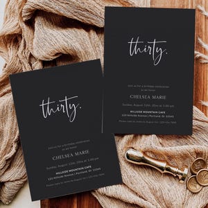 Puede incluir: Dos tarjetas de invitación de cumpleaños negras con la palabra "thirty" en escritura blanca. Las tarjetas incluyen detalles del evento: fecha, hora, lugar e información de RSVP. Las tarjetas están sobre una superficie de madera con un sello de cera dorado.