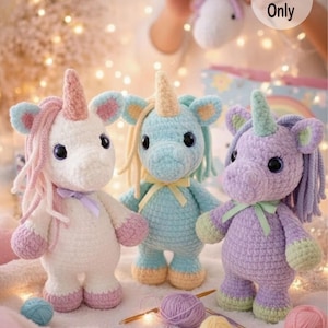Könnte beinhalten: Drei gehäkelte Einhorn-Puppen in Weiß, Blau und Lila, jede mit Horn, Mähne und Schleife. Die Puppen sind von Garn umgeben und tragen den Text "Pattern Only". Die Einhörner haben rosa, blaue und grüne Akzente.