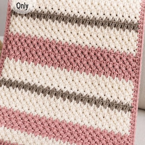 Può includere: Una coperta all'uncinetto con un motivo a righe in crema, rosa cipria e talpa. La coperta ha un punto strutturato e un bordo rosa cipria pieno. Il testo "Pattern Only" si trova nell'angolo in alto a sinistra.