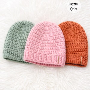 Op de afbeelding: Een witte keramische mok met een zwart handvat en de tekst "But First, Coffee" in een vetgedrukte, zwarte letter. De mok staat tegen een vage achtergrond, wat een gezellige setting suggereert.