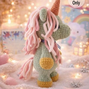 K&ouml;nnte beinhalten: Ein geh&auml;keltes Einhorn mit gr&uuml;nem K&ouml;rper, rosa und wei&szlig;er M&auml;hne und Schweif sowie einem braunen Horn. Das Einhorn hat gelbe Hufe und ein blaues Band. Das Bild enth&auml;lt den Text "Pattern Only".