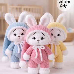 Puede incluir: Tres muñecos de conejito de ganchillo hechos a mano en azul, rosa y amarillo. Cada conejito lleva un mono con capucha a juego con un lazo blanco y tiene orejas largas y caídas. El texto "pattern Only" está en un círculo blanco.