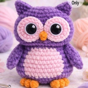 Puede incluir: Un búho de ganchillo hecho a mano en tonos morado, rosa y naranja. El búho tiene grandes ojos negros, un pecho rosa y pies naranjas. El texto "Pattern Only" es visible. Un objeto decorativo encantador.