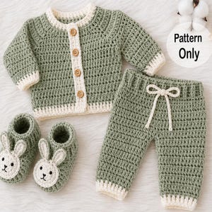 Op de afbeelding: Een gehaakte babyoutfit in saliegroen en crème. De set bevat een vest met knopen, een broek met trekkoord en booties met konijnenthema. De woorden "Pattern Only" staan in een witte cirkel rechtsboven.