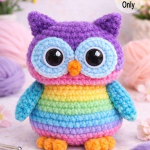 Puede incluir: Un juego de tres tazas de cerámica con un acabado mate moteado. Las tazas son de color crema, gris claro y gris oscuro. Cada taza tiene un diseño simple y minimalista y un asa redondeada.