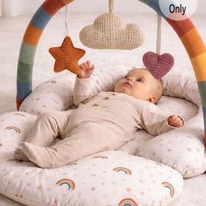 Może przedstawiać: Gimnastyka dla niemowląt z tęczowym łukiem i wiszącymi zabawkami szydełkowymi. Zabawki obejmują gwiazdę, chmurę i serce. Mata do zabawy ma wzór tęczy i gwiazd. Widoczny jest napis "Pattern Only".