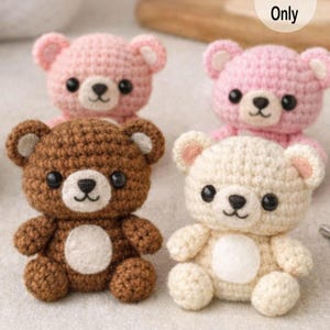 Può includere: Quattro orsetti di peluche all'uncinetto nei toni del rosa, marrone e crema. Ogni orsetto ha occhi di sicurezza neri e un piccolo naso ricamato. Gli orsetti sono fatti a mano e hanno un aspetto morbido e strutturato. L'immagine include una sovrapposizione di testo circolare che dice "Pattern Only".