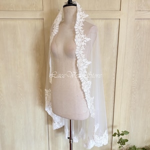 Elegant Flower Lace Mantilla Veil with Comb, Bridal Floral Drop Wedding Veil, Classic Lace Edge Veil, Short Fingertip Veil, Boho Drop Veil