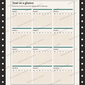 Op de afbeelding: Een Year at a glance plannerpagina met twaalf maandelijkse kalenderroosters. De koptekst luidt Year at a glance en Write the month on each line. Weken beginnen op maandag. Elk rooster bevat kolommen voor de dagen van de week in beige en groenblauw.